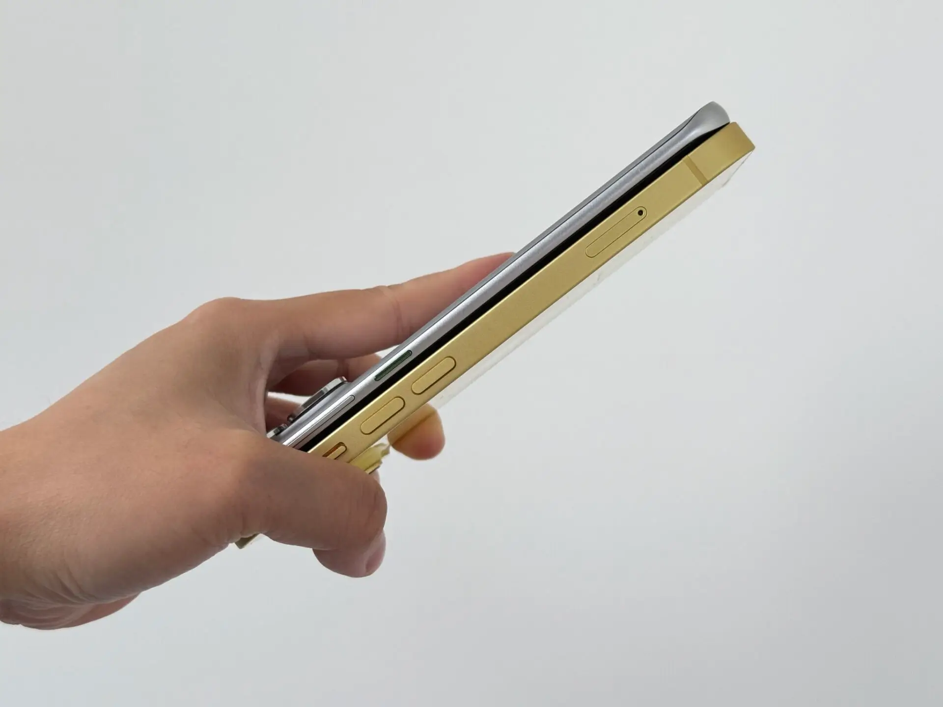 هاتف بسُمك قلم رصاص تقريبًا – من صنع من؟ Hot 60 Pro+ 3 من يتفوّق: Infinix Hot 60 Pro+ أم Galaxy S25 Edge؟