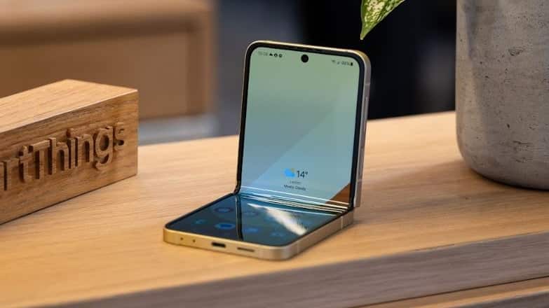 هاتف Galaxy Z Flip 7: هل هو أنحف هاتف قابل للطي؟ كل ما نعرفه قبل الإطلاق الرسمي 1 الشاشة – تطور ملموس في الداخل والخارج