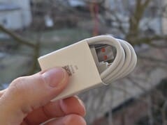 فتح صندوق Xiaomi 17 Ultra: هاتف ذكي راقٍ مع ملحقات USB-A في 20