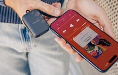 تسوق الآن: باور بانك PowerClip بحجم الجيب مع كابلات USB-C مزدو