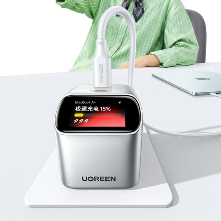 Ugreen تطلق شاحن 45 واط مع شاشة ذكية مائلة